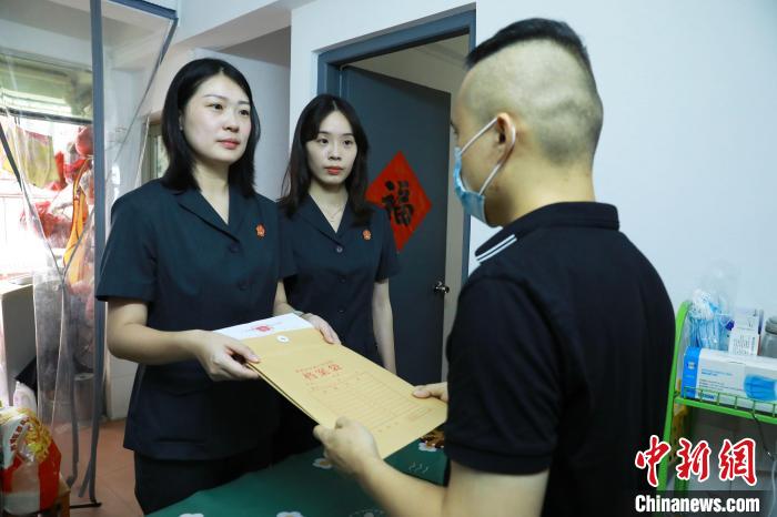 深圳市(shì)民(mín)梁文(wén)錦7月(yuè)19日(rì)收到(dào)了(le)深圳市(shì)中級人(rén)民(mín)法院工(gōng)作(zuò)人(rén)員(yuán)送達的(de)裁定書(shū)，他(tā)的(de)個(gè)人(rén)破産重整計(jì)劃得(de)到(dào)了(le)法院的(de)批準。深圳市(shì)中級人(rén)民(mín)法院 供圖