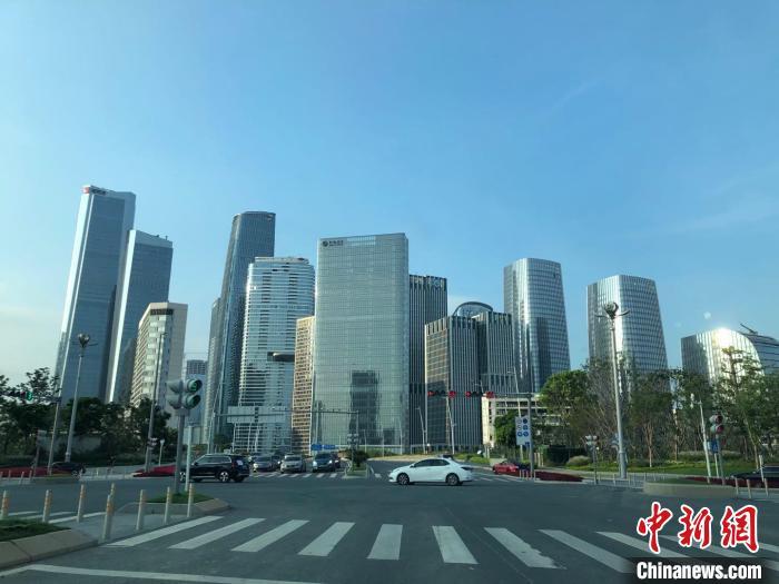 資料圖：深圳前海(hǎi)深港現(xiàn)代服務業(yè)合作(zuò)區(qū)。 朱族英 攝